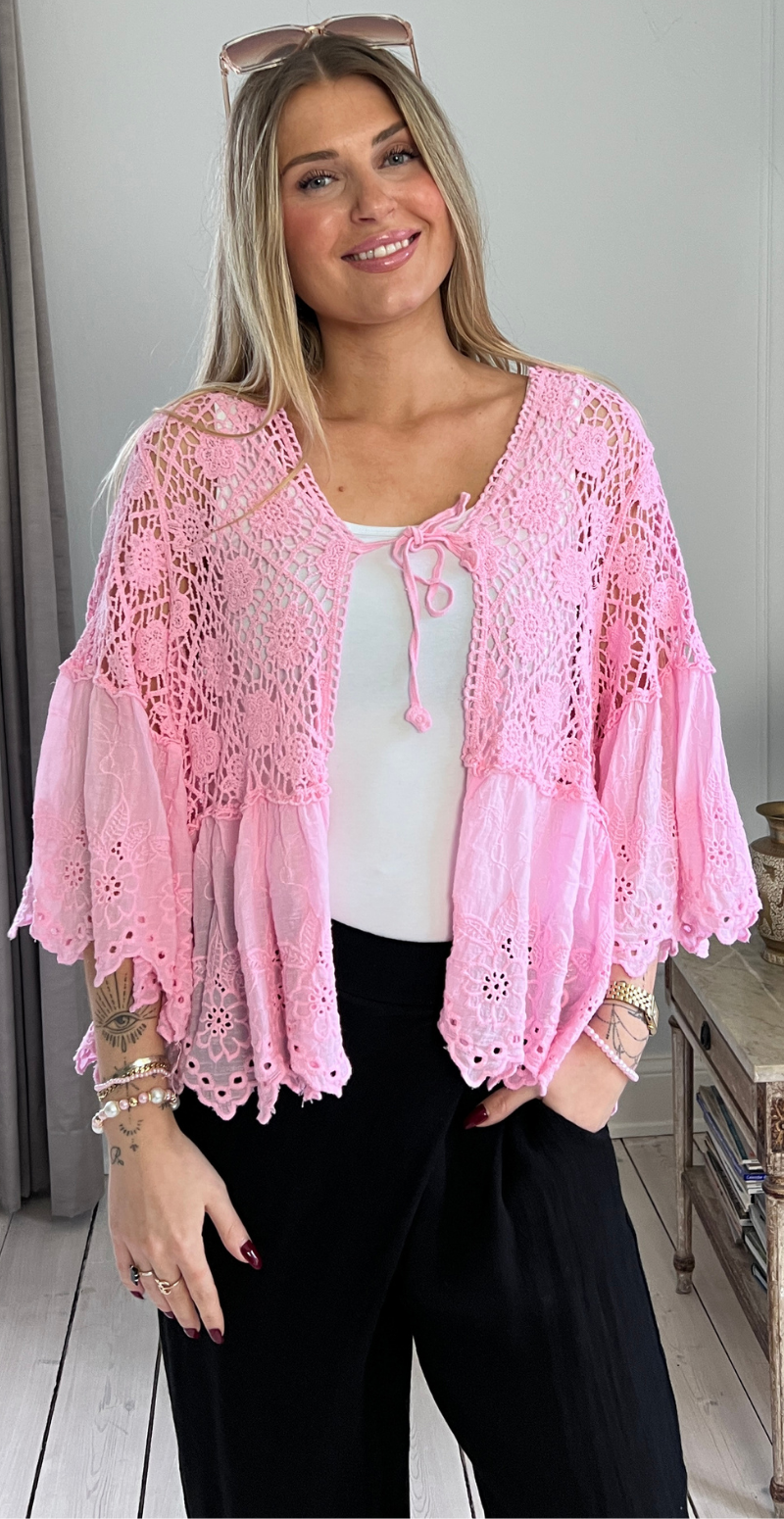 Carma hæklet bluse med blonder og bindelukning rosa LikeLondon