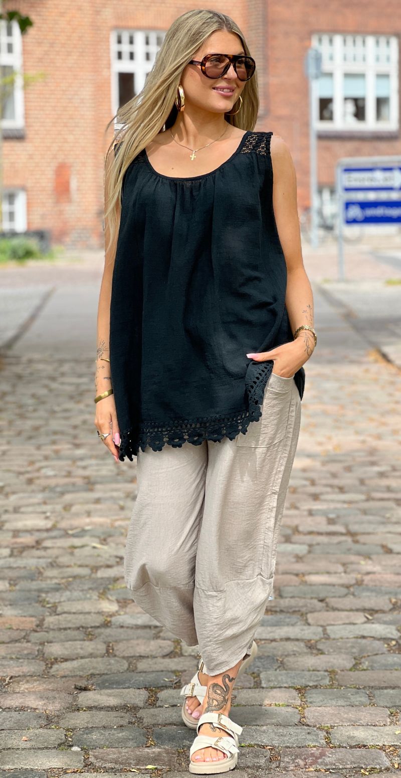 Ina bluse med blondedetaljer sort LikeLondon