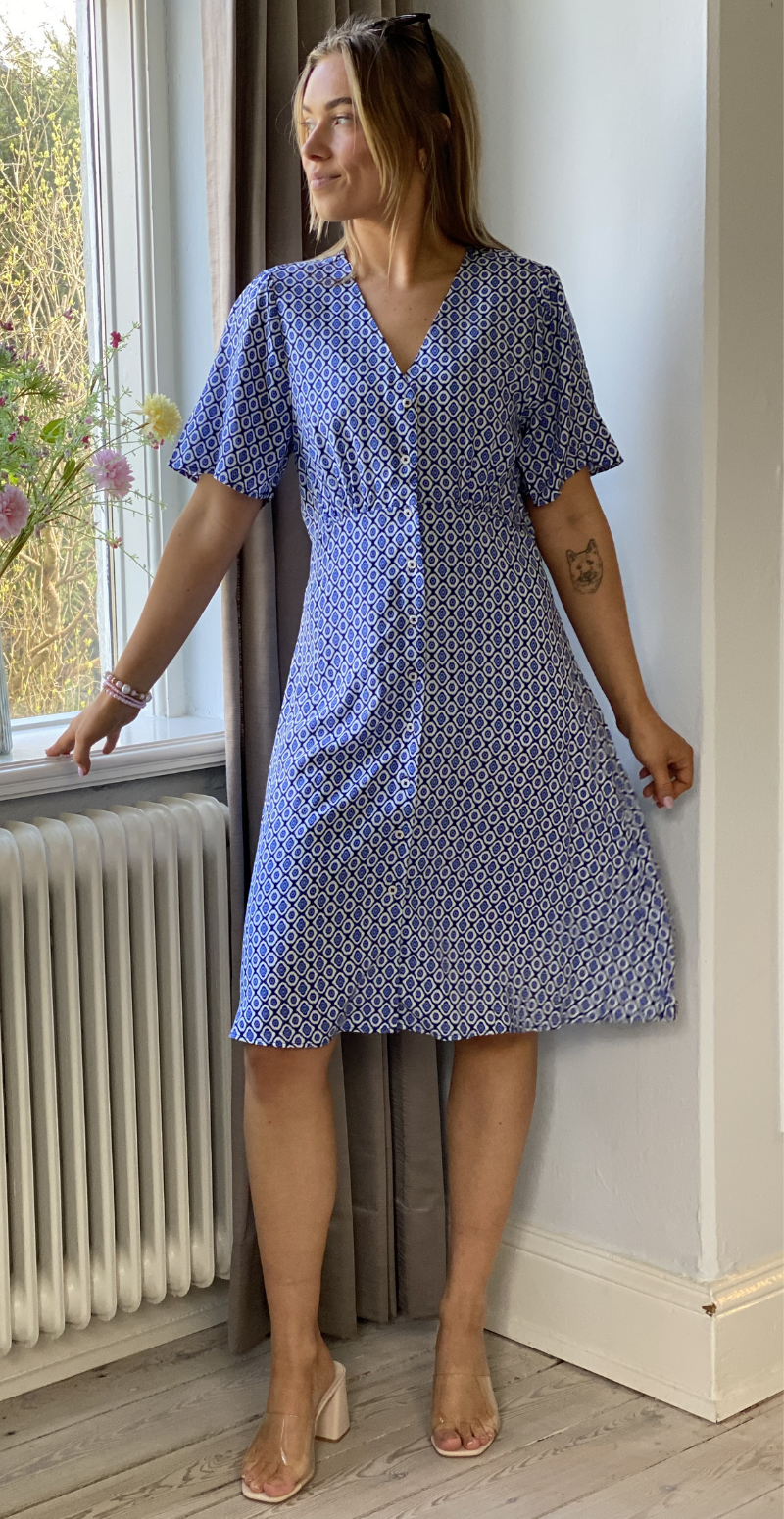 Joella kort kjole med v-hals medieval blue medallion B.young