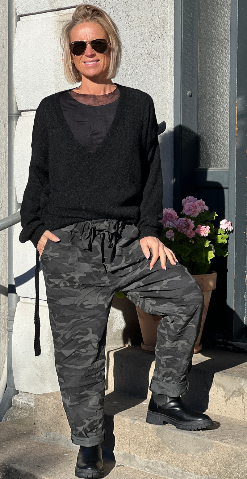 Ane cardigan i uld med slå om detalje sort LikeLondon