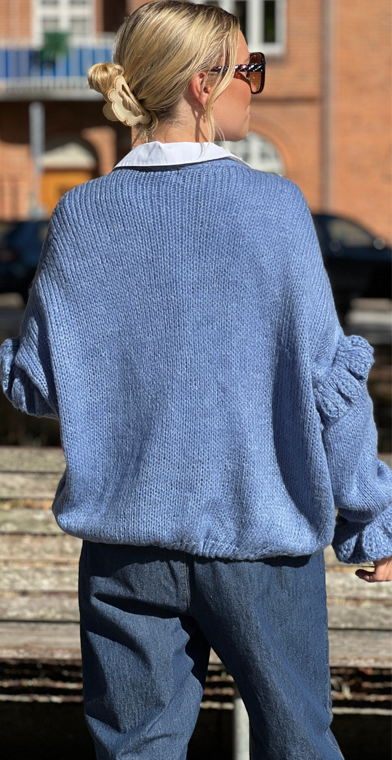 Skylar strikcardigan med flæsedetaljer på ærmet jeans LikeLondon