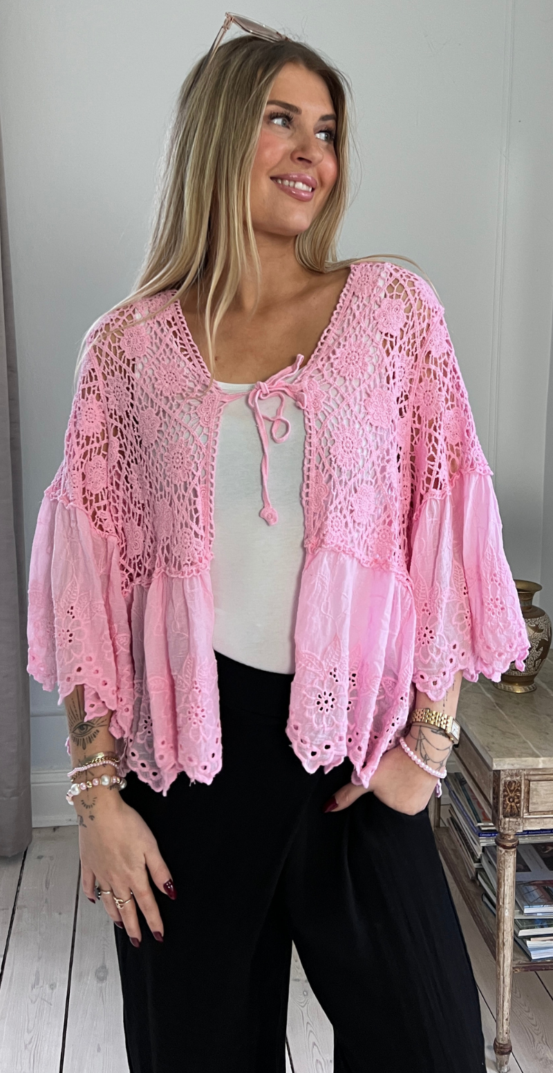 Carma hæklet bluse med blonder og bindelukning rosa LikeLondon