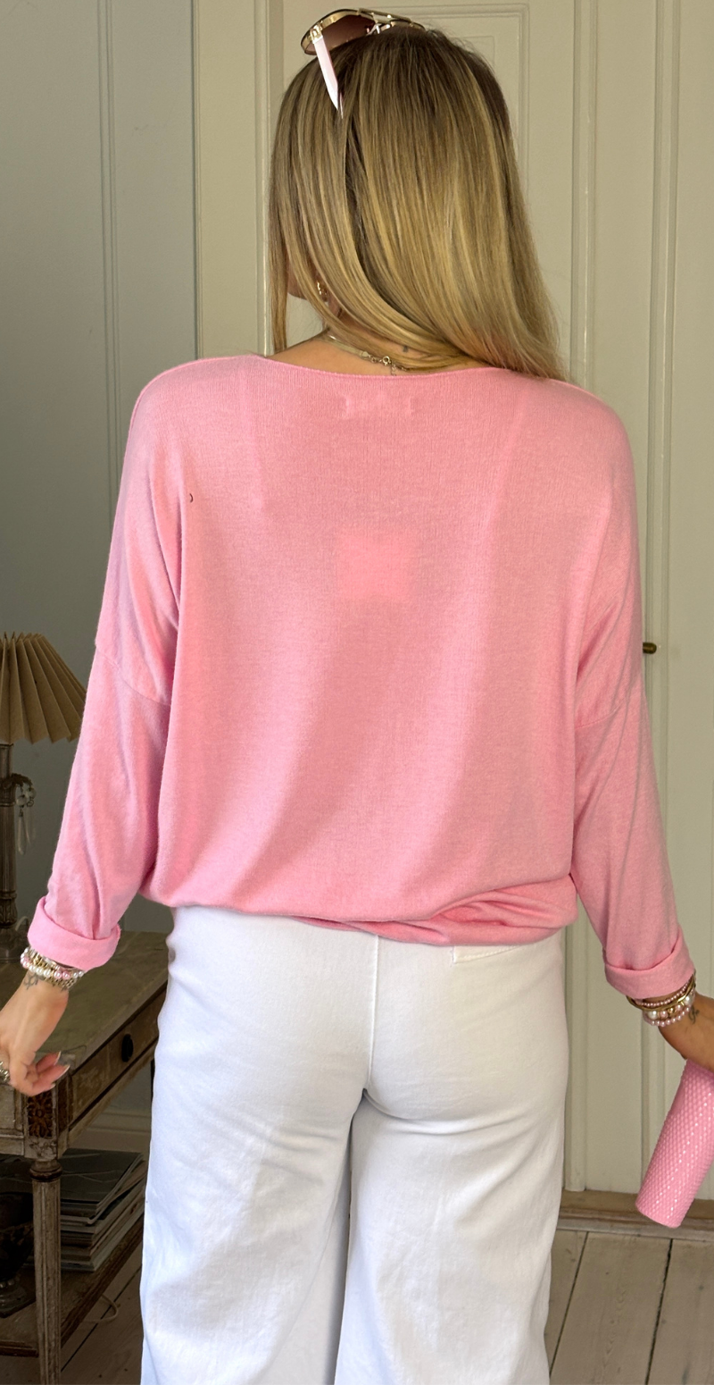 Forudbestil uge 7 Tilda bluse med v-hals og 3 blomster med perler pink LikeLondon