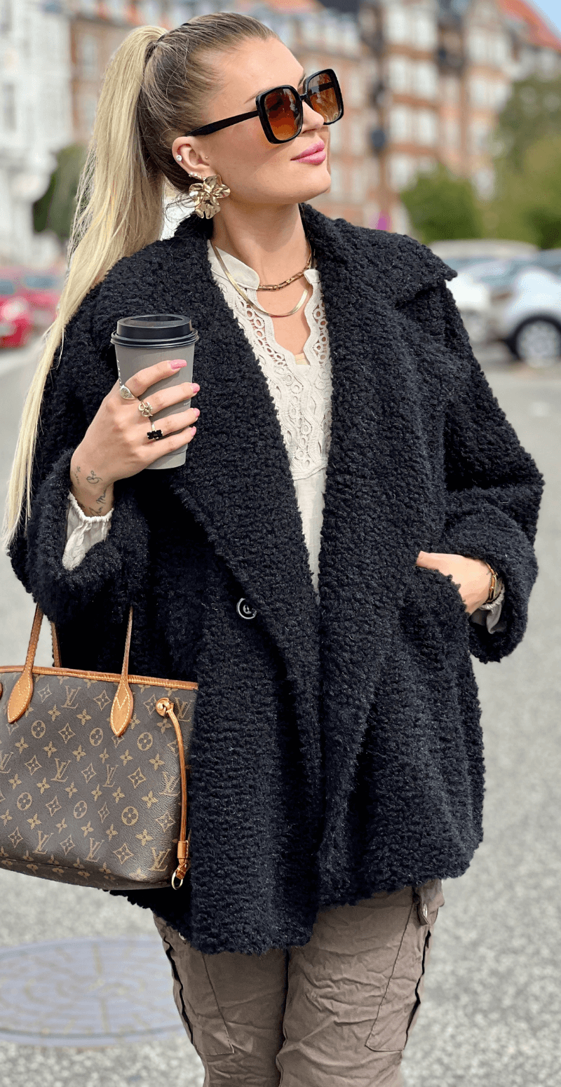 Marcella oversized teddy jakke med lommer sort LikeLondon