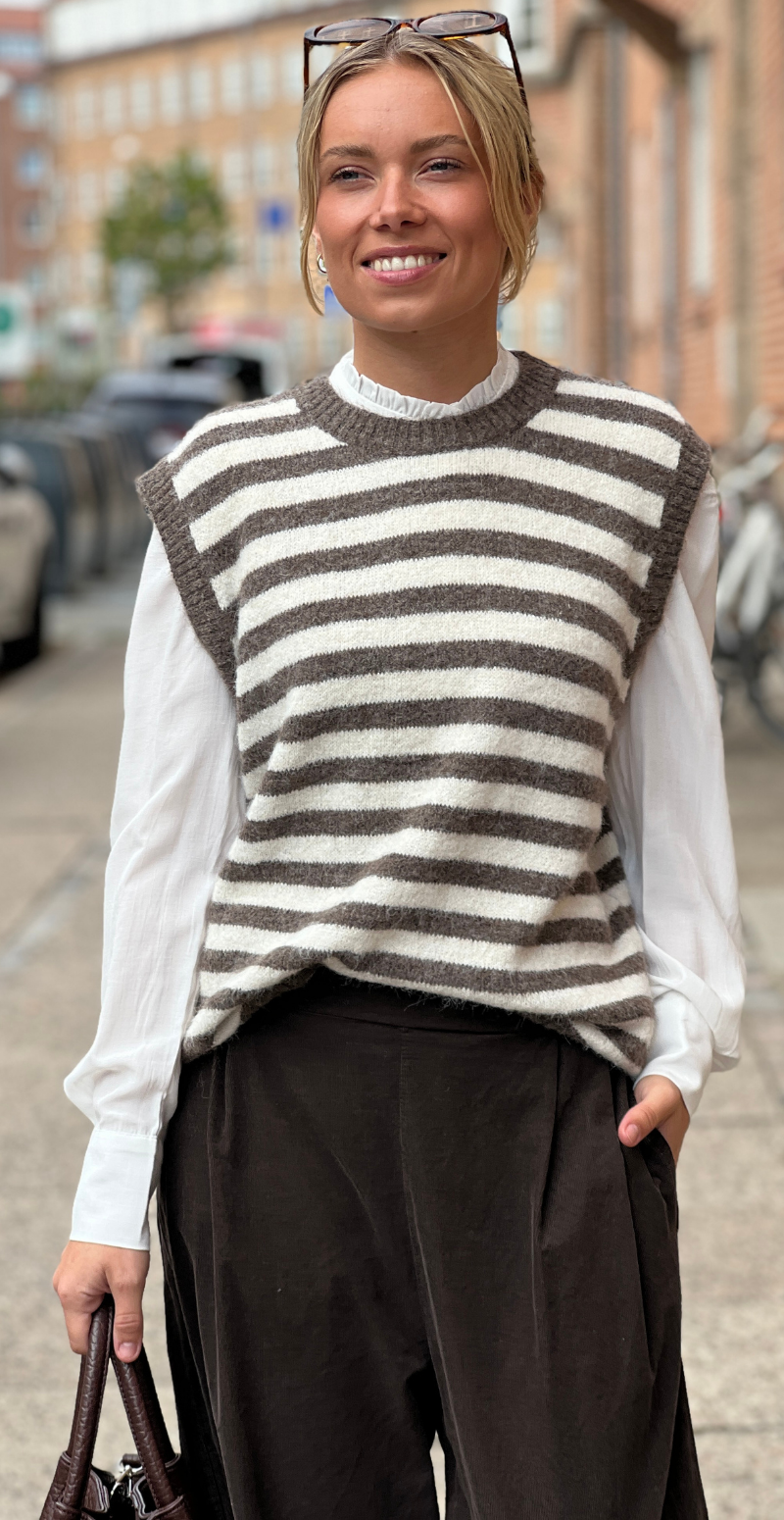Fable strikvest i uld med striber taupe LikeLondon