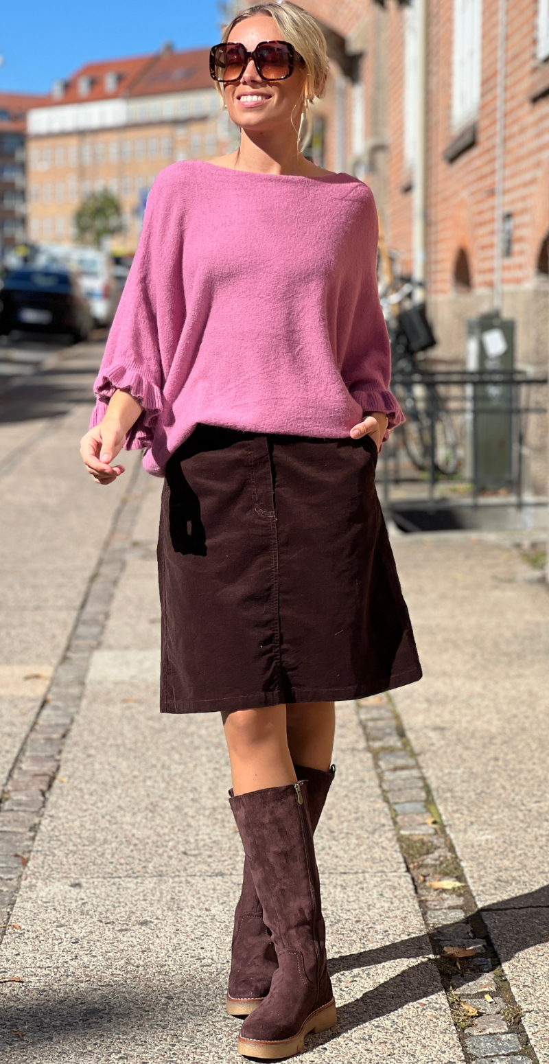 Louise strikbluse i baby alpaca med flæsedetaljer og 3/4 ærmer onion LikeLondon