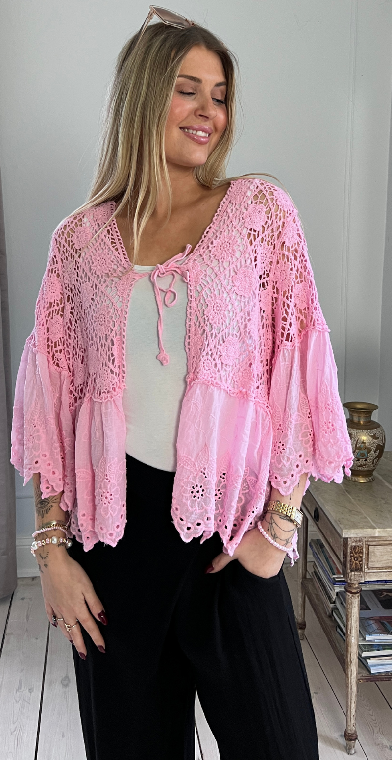 Carma hæklet bluse med blonder og bindelukning rosa LikeLondon