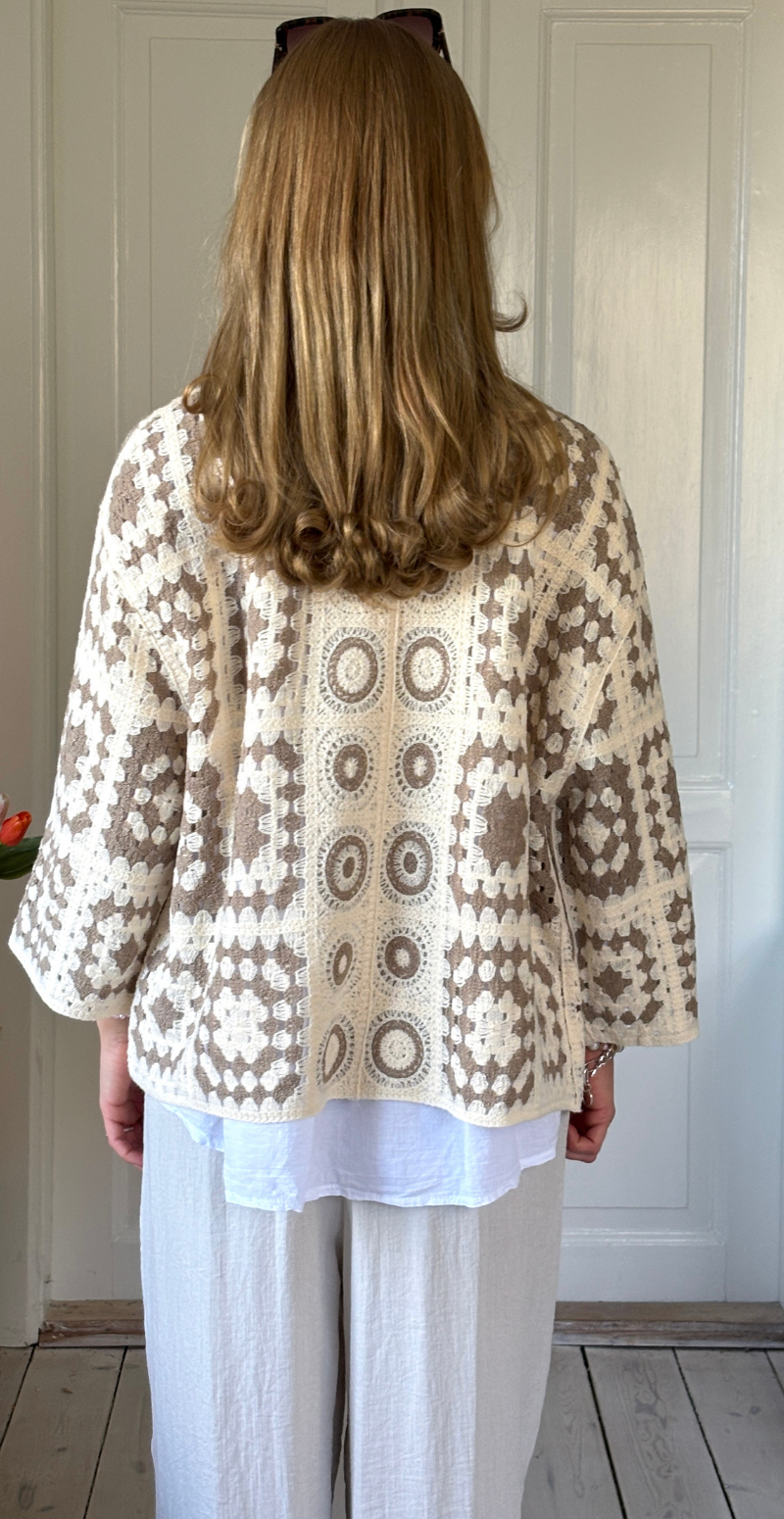 Cindy kort hæklet patchwork cardigan beige LikeLondon