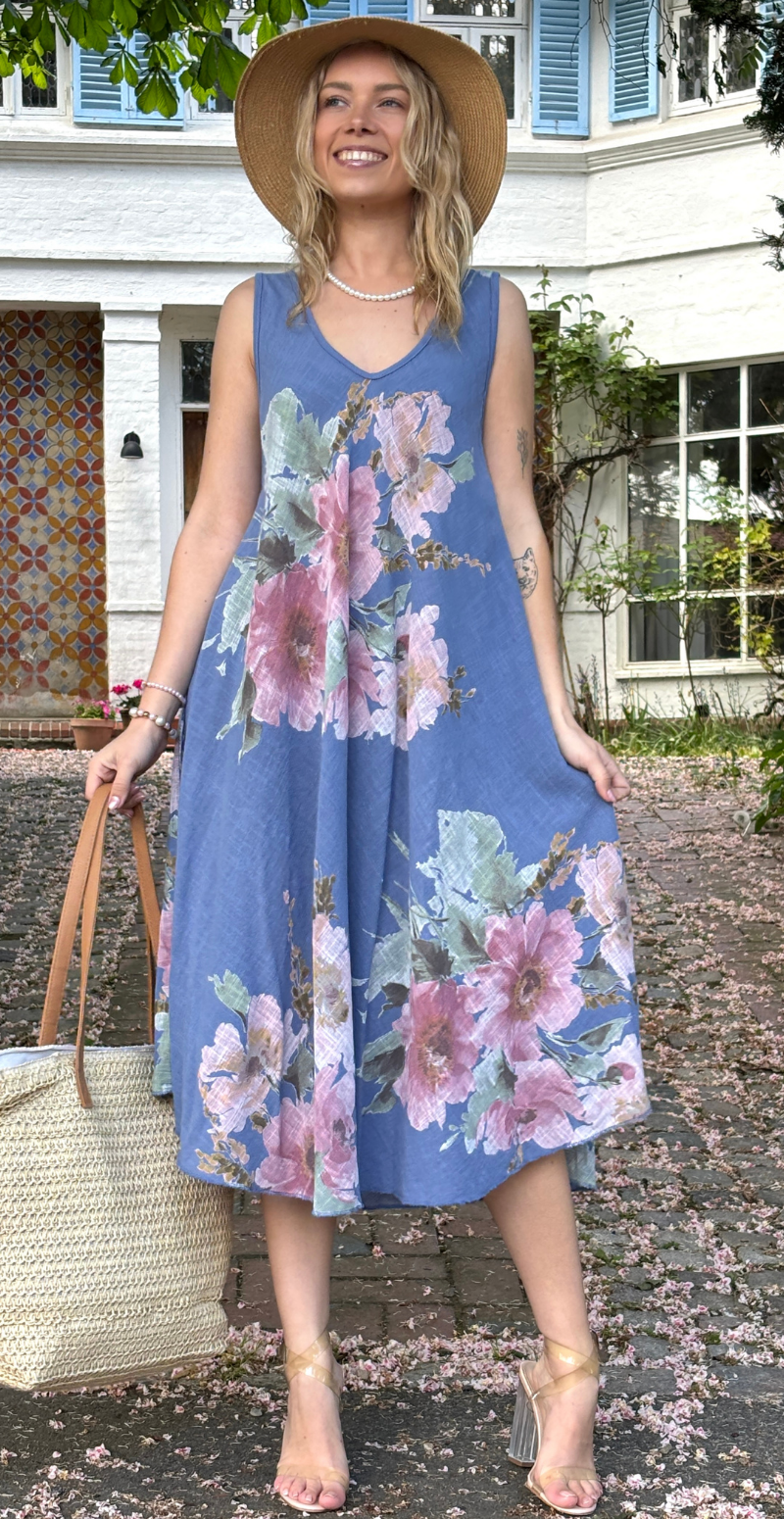 Faye kjole med brede stropper og blomstermotiv blå LikeLondon