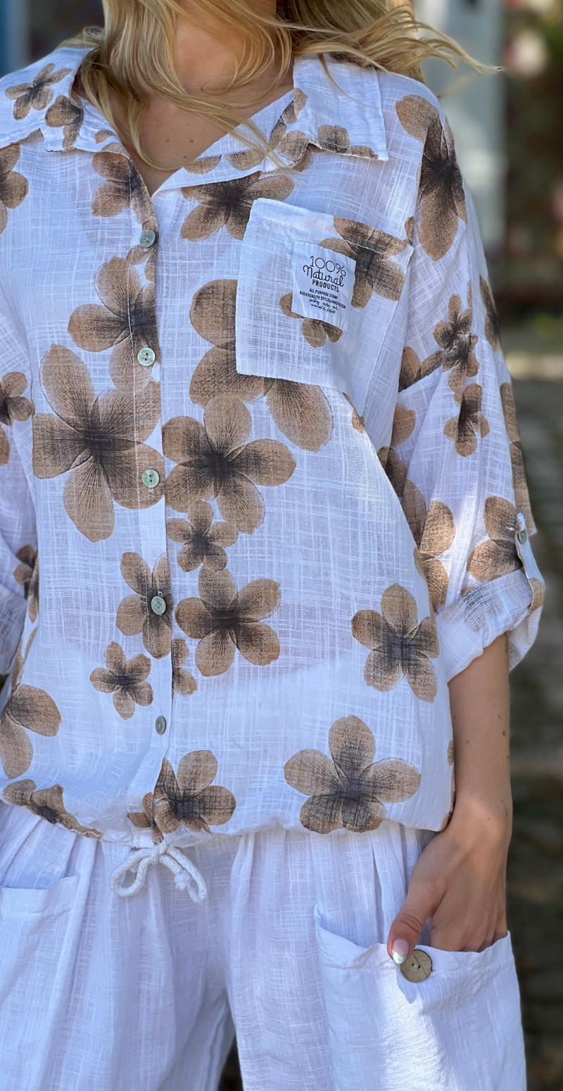 Grinda skjorte med store blomster og brystlomme hvid/brun LikeLondon