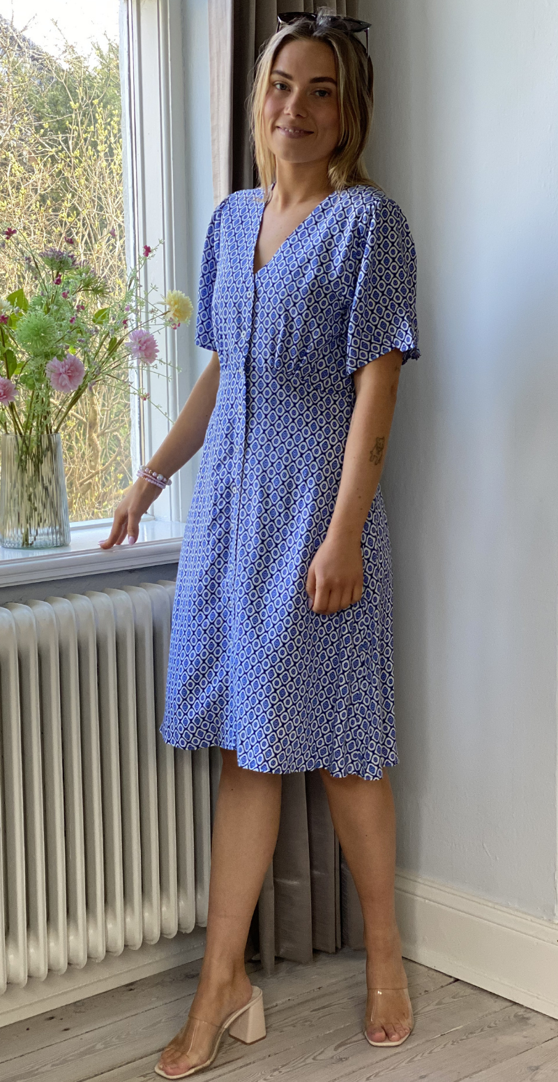 Joella kort kjole med v-hals medieval blue medallion B.young
