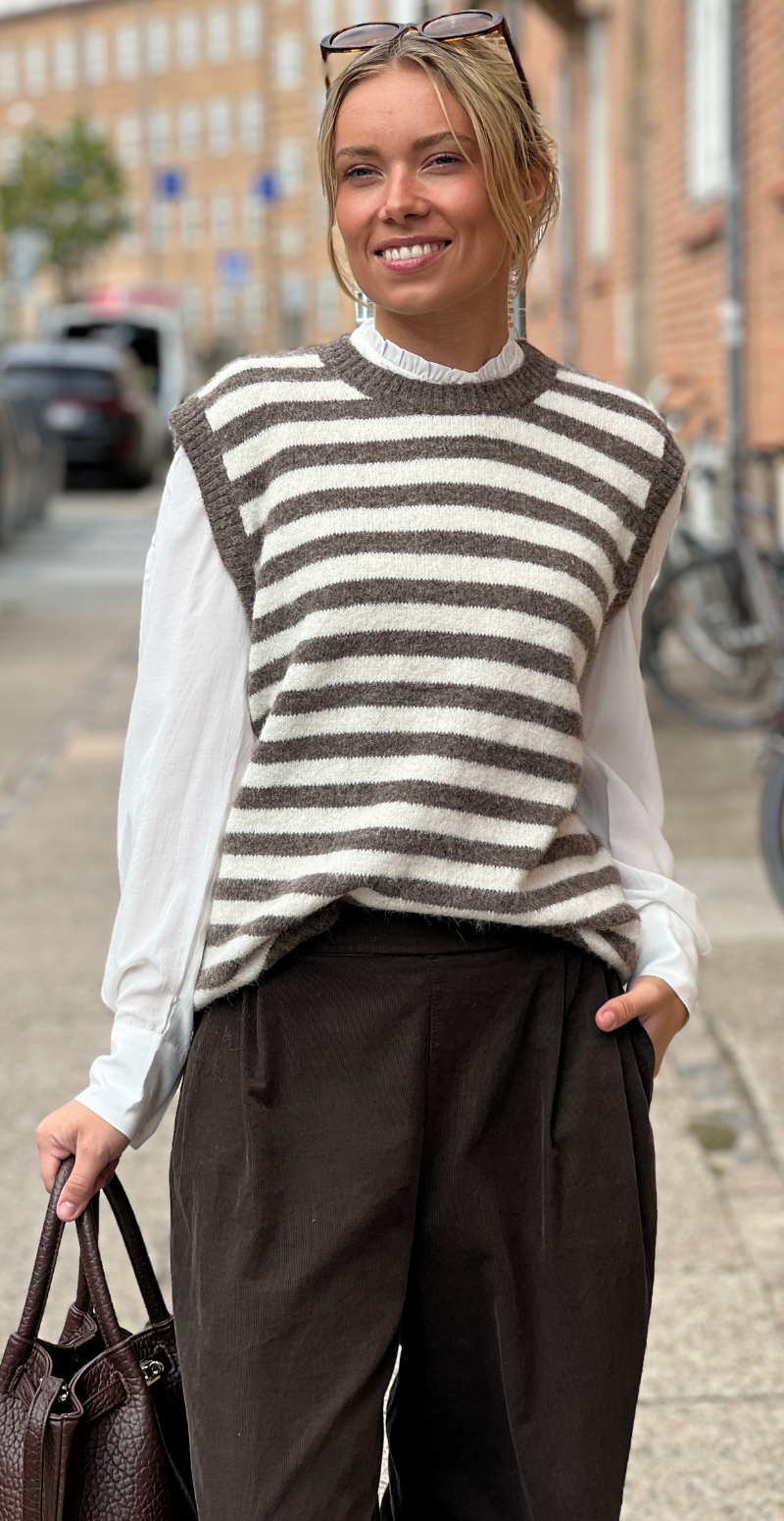 Fable strikvest i uld med striber taupe LikeLondon