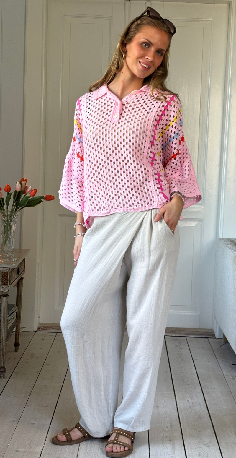 Thelma hæklet bluse med stolpelukning og krave rosa LikeLondon