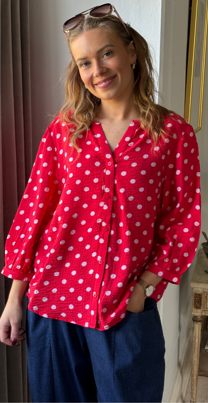 Alma bluse i krepp kvalitet med prikker true red w. sweet lilac Freequent