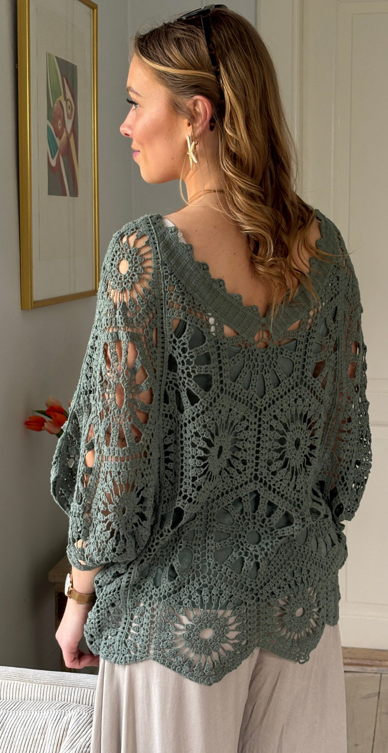 Cajsa hæklet bluse med v-hals og indertop khaki LikeLondon