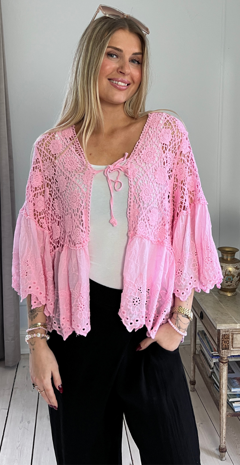 Carma hæklet bluse med blonder og bindelukning rosa LikeLondon