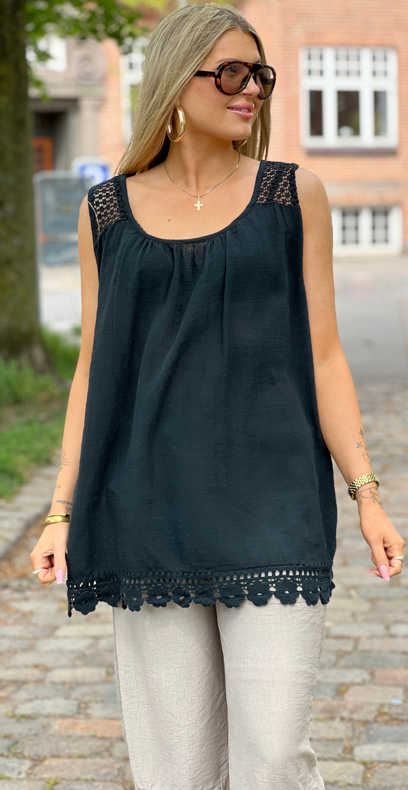 Ina bluse med blondedetaljer sort LikeLondon