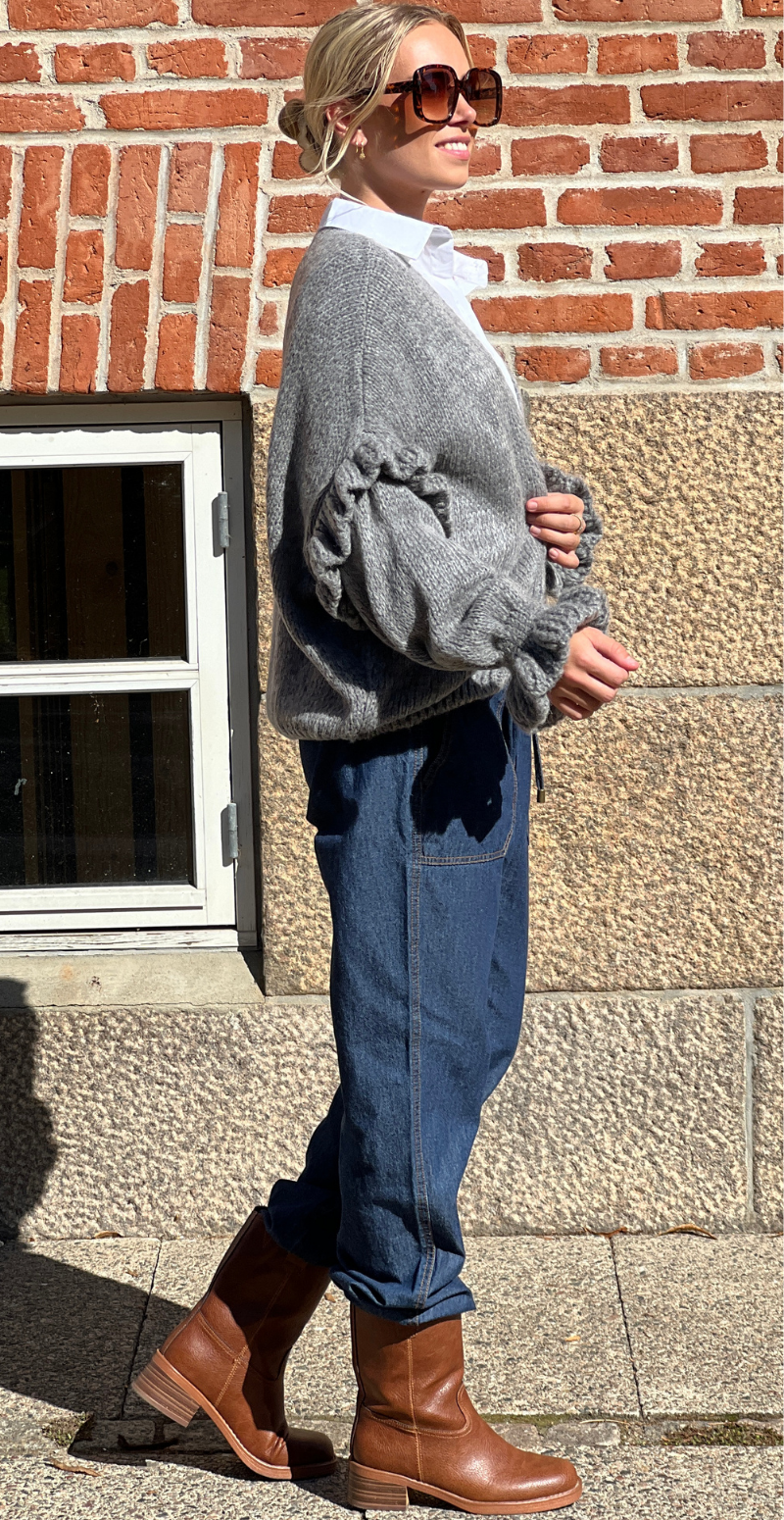 Skylar strikcardigan med flæsedetaljer på ærmet grå LikeLondon