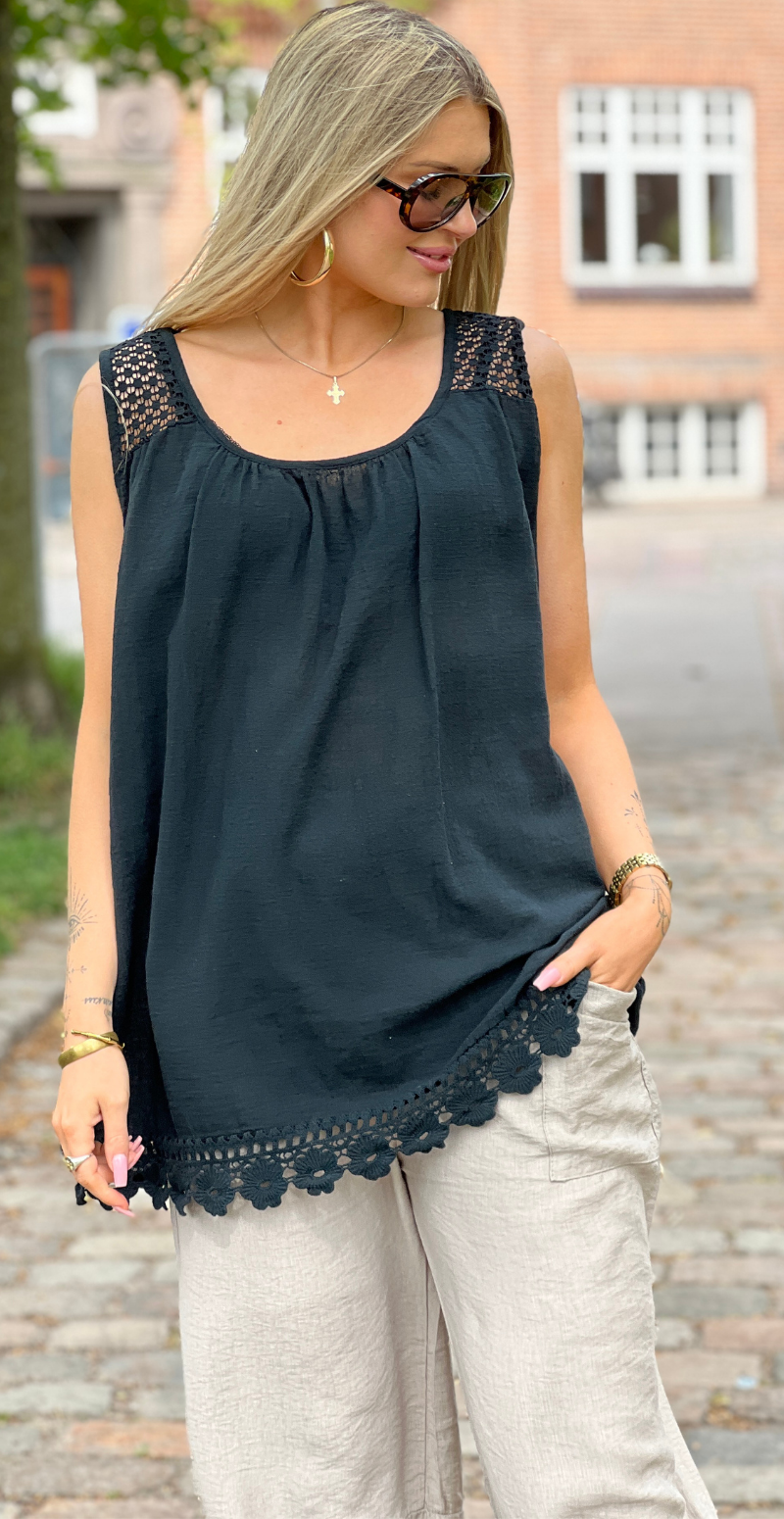 Ina bluse med blondedetaljer sort LikeLondon