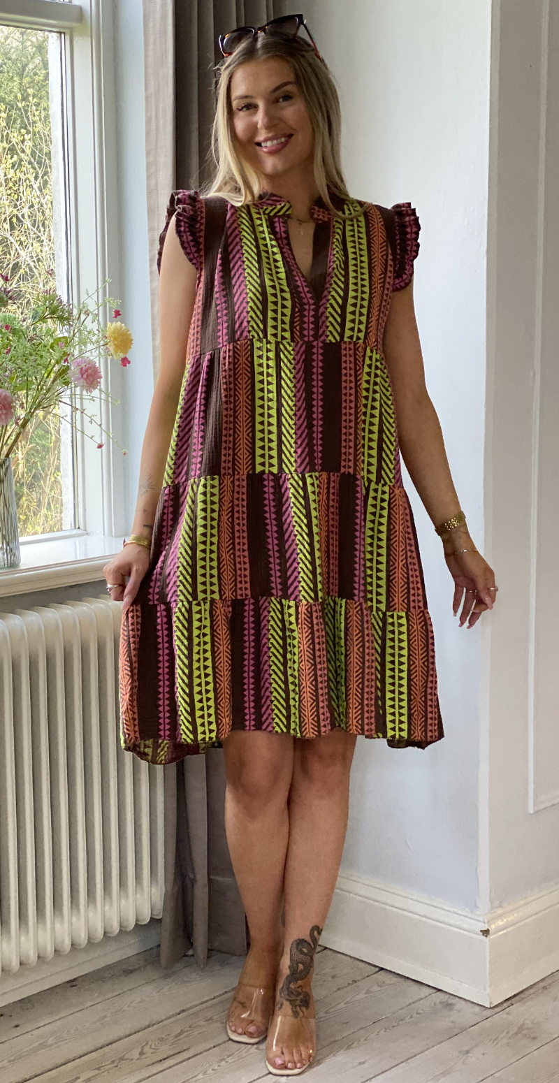 Fransiska kort kjole med peplum og grafisk mønster brun LikeLondon