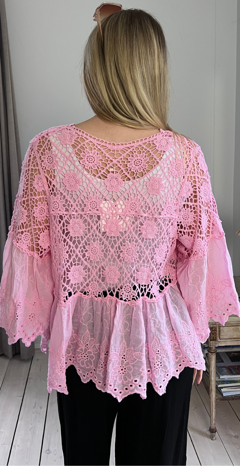 Carma hæklet bluse med blonder og bindelukning rosa LikeLondon