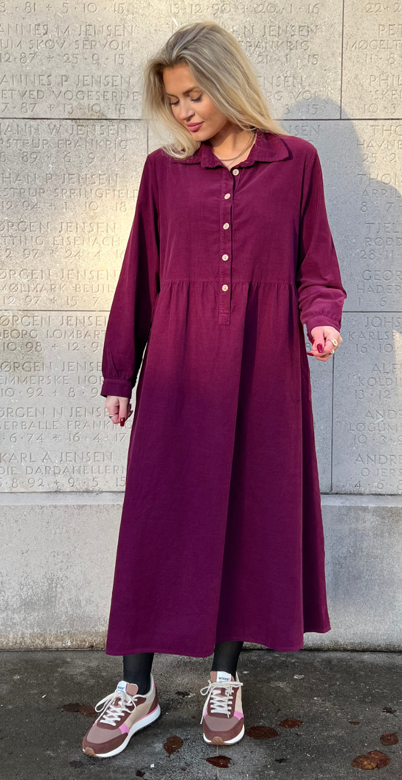 Elvira lang fløjlskjole med knap-detaljer blomme LikeLondon