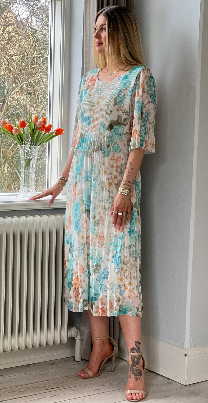 Carmen plisseret kjole med elastik i taljen og blomsterprint mint LikeLondon