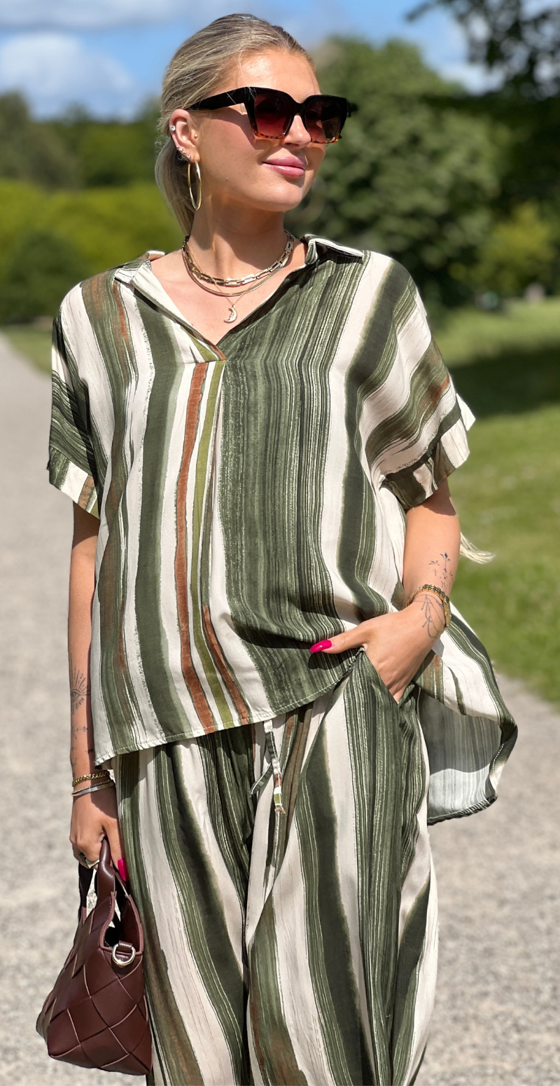 Rosita bluse med lodrette striber og korte ærmer army LikeLondon