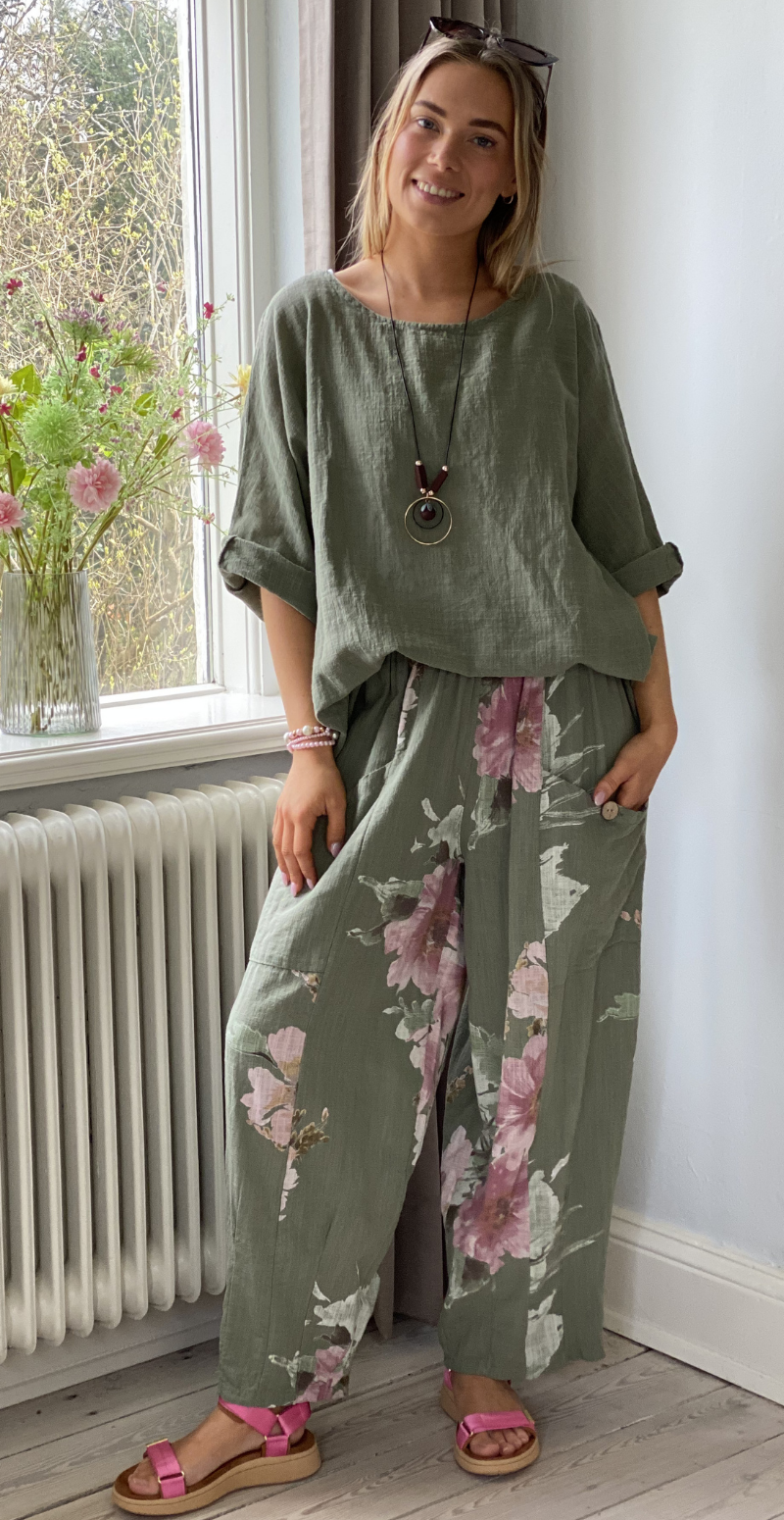 Gwen bukser med blomsterprint og lommer khaki LikeLondon