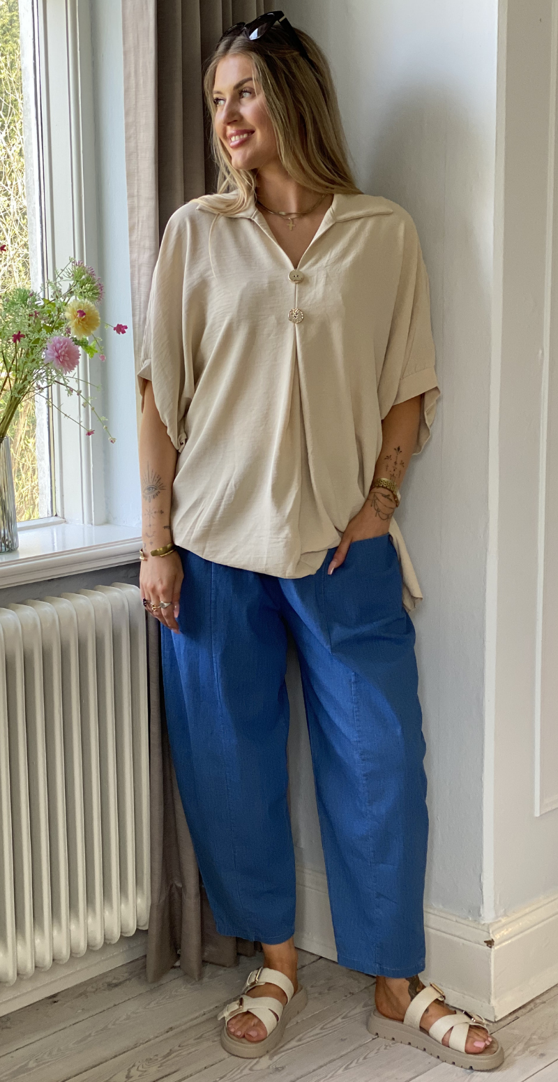 Lizzy bluse med krave og guldknapper beige LikeLondon