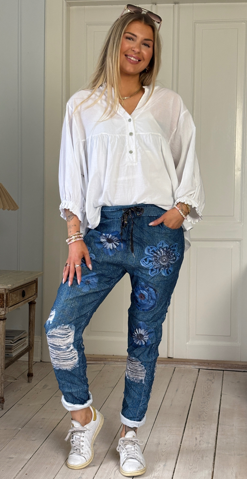 Forudbestil uge 7 Sisse bukser i denimlook med blå blomster Likelondon