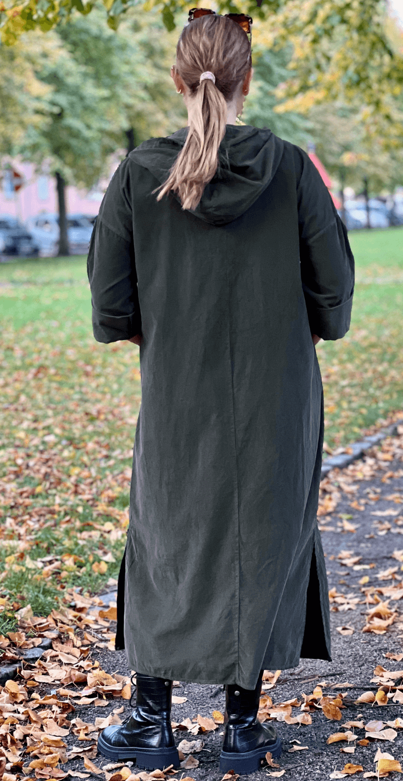Ena fløjlskjole med hætte og lynlås military LikeLondon