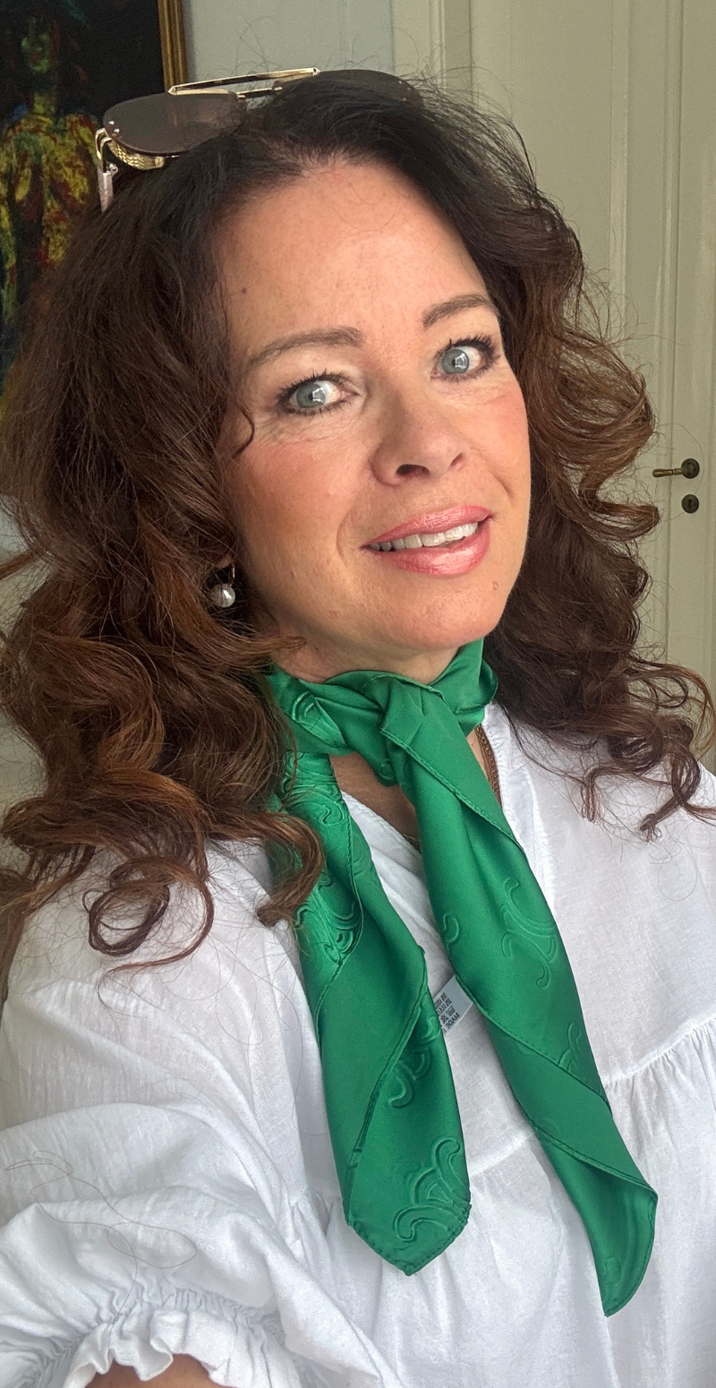 Silketørklæde med monogram mønster grøn LikeLondon