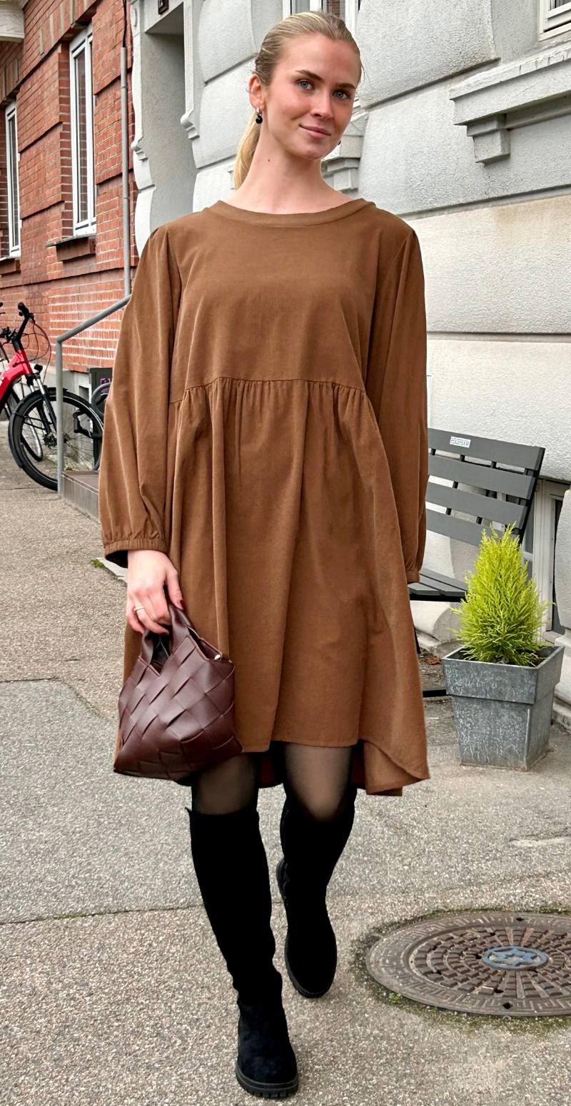 Ava fløjlskjole med ballonærmer noce LikeLondon