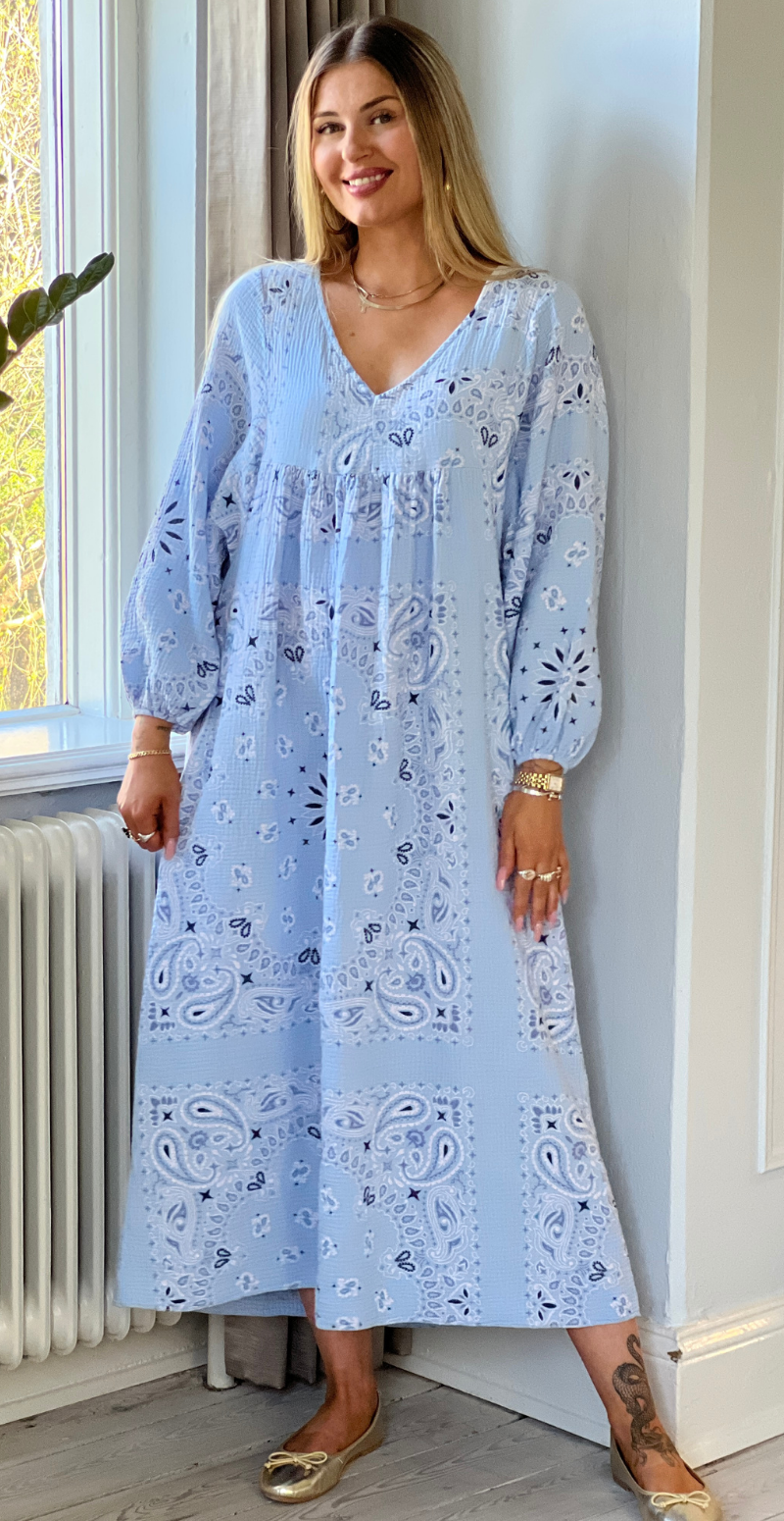 Forudbestil uge 18 Gretha paisley mønstret kjole i musselin lysblå LikeLondon