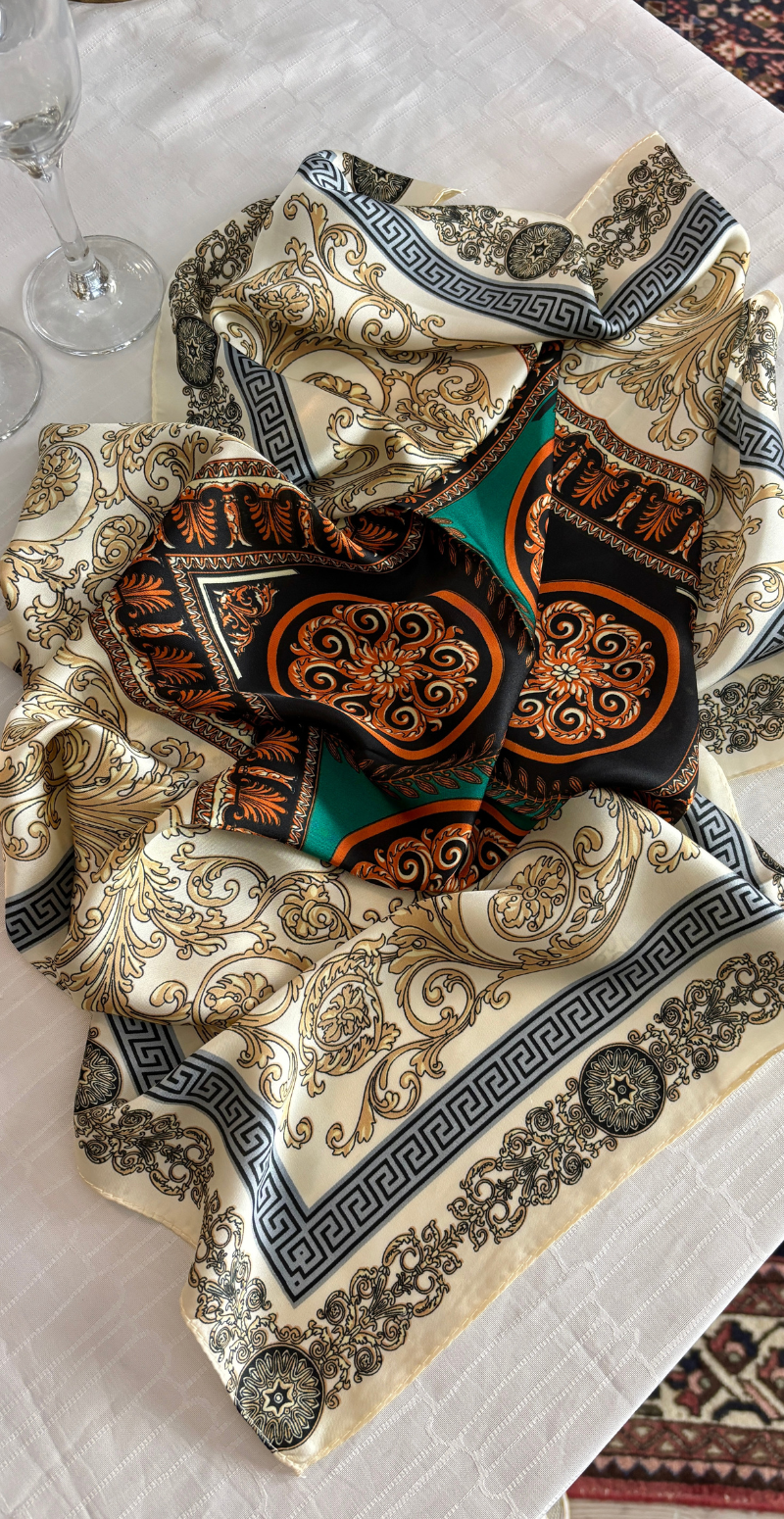 Silketørklæde med rokokko mønster creme LikeLondon