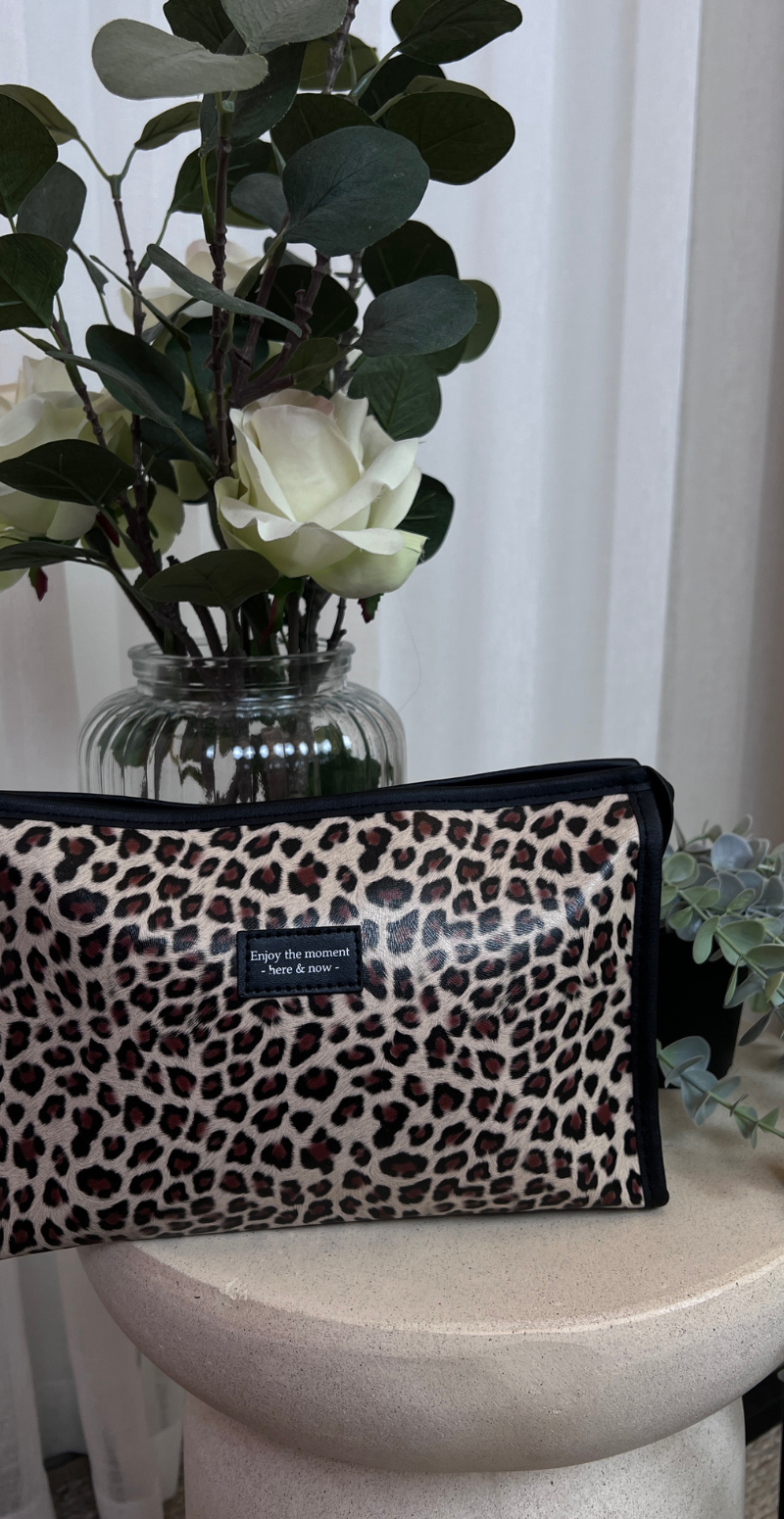 Toilettaske med leoprint beige LikeLondon