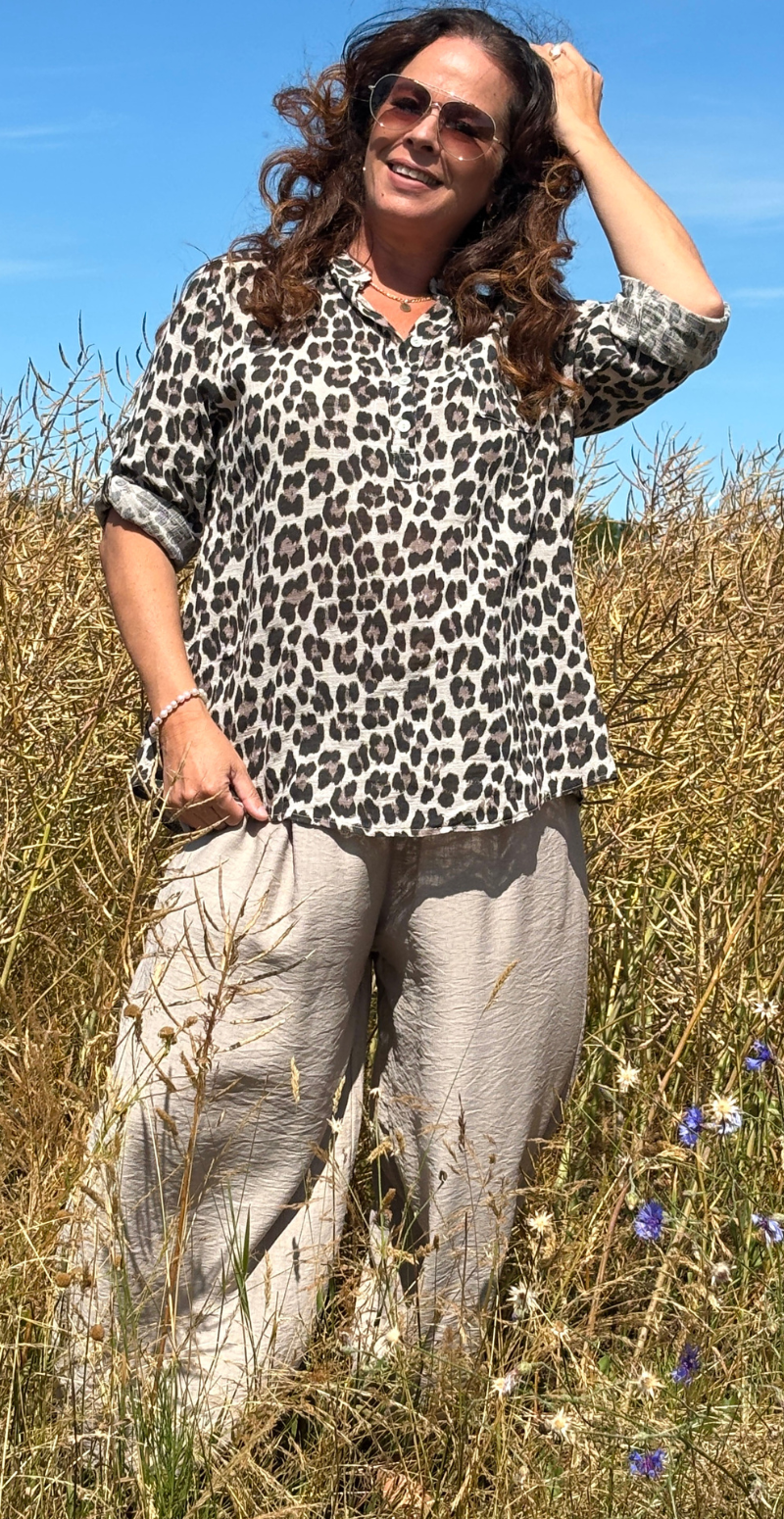 Amira bluse med lille brystlomme og leopardmønster beige LikeLondon