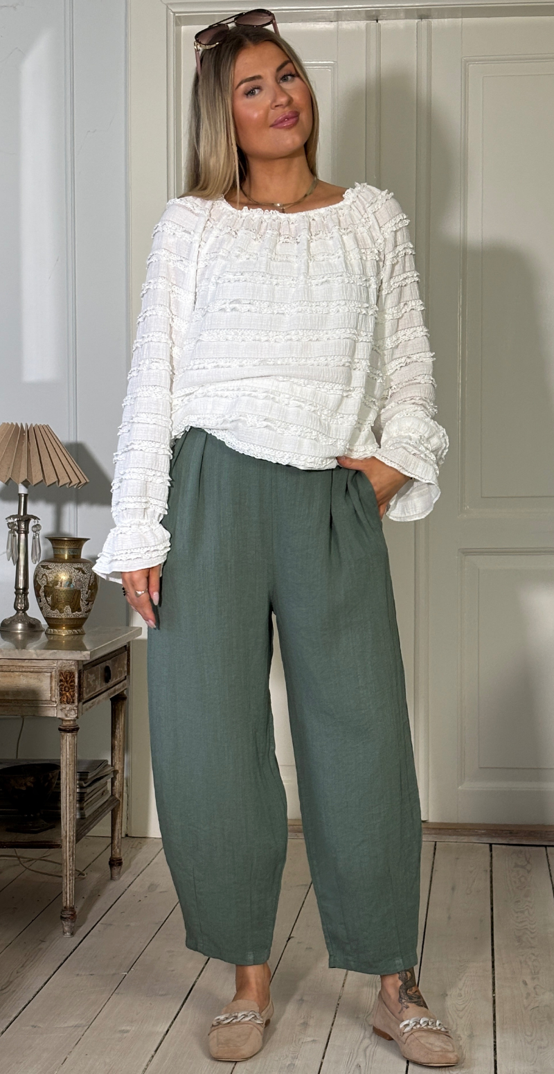 Forudbestil uge 7 Cosima bluse med bådudskæring og flæser hvid LikeLondon