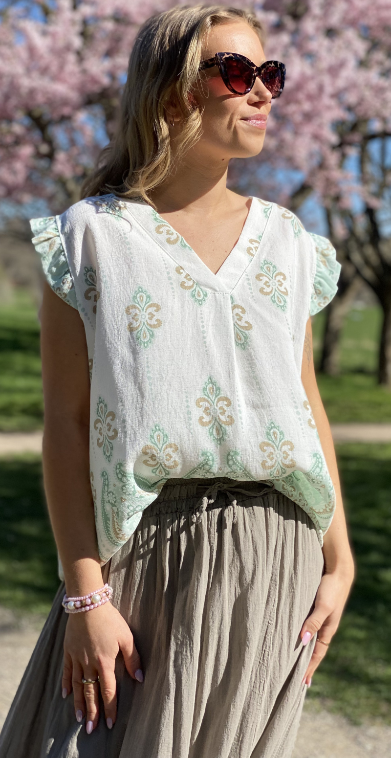 Vita bluse med flæsedetaljer og v-hals mint LikeLondon