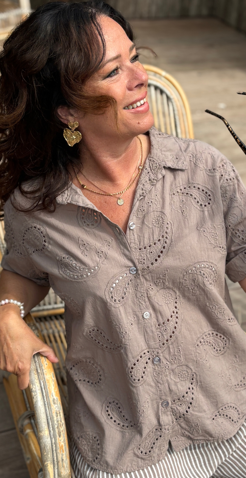 Isobel bluse med 3/4 ærmer og broderi anglaise taupe LikeLondon