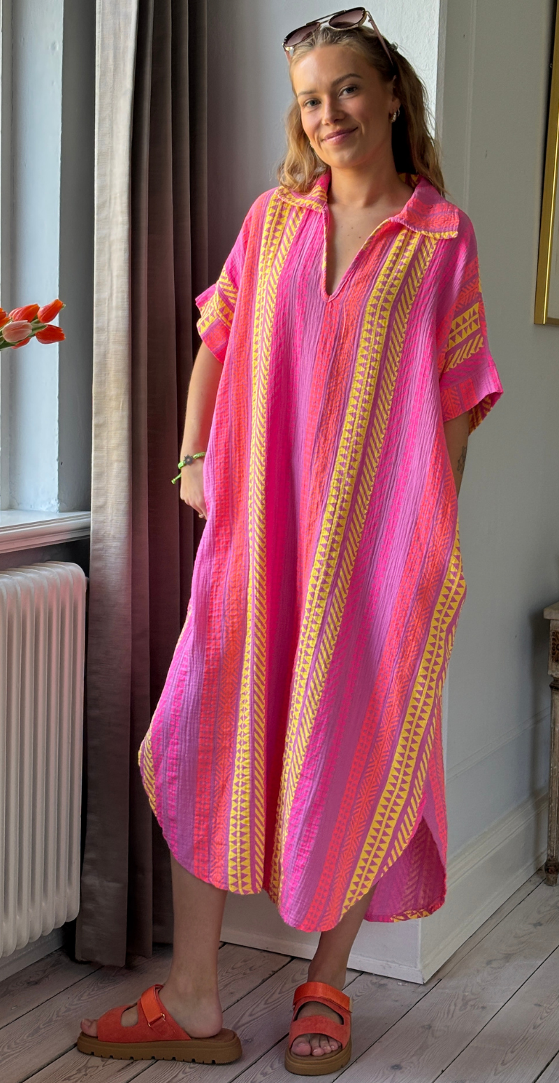 Flora lang kjole i musselin med grafisk mønster pink LikeLondon