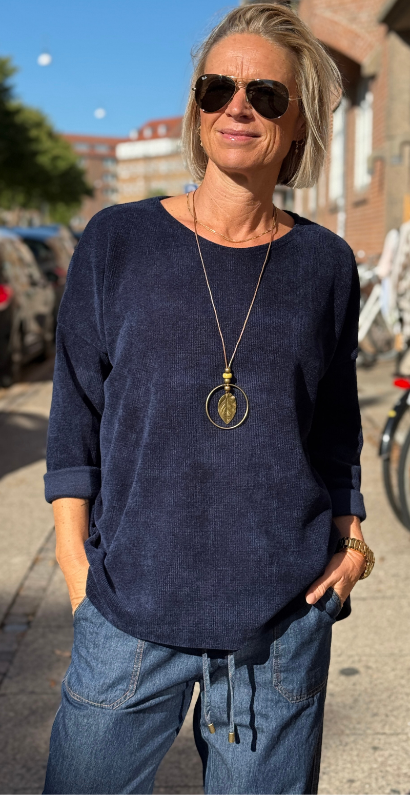 Maren bluse i velour og halskæde navy LikeLondon