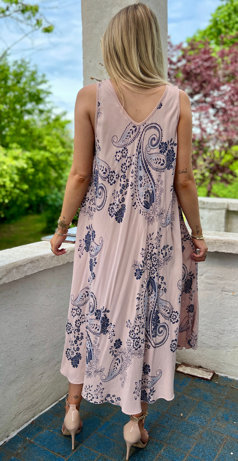 Safina vidde kjole uden ærmer med paisleyprint rosa LikeLondon