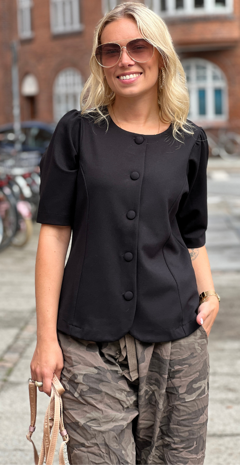Esme figursyet bluse med betrukne knapper sort LikeLondon
