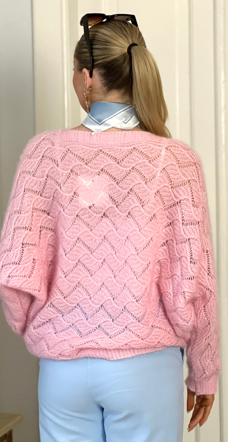 Elle strikbluse med bølget hulmønster og lange ærmer rosa LikeLondon