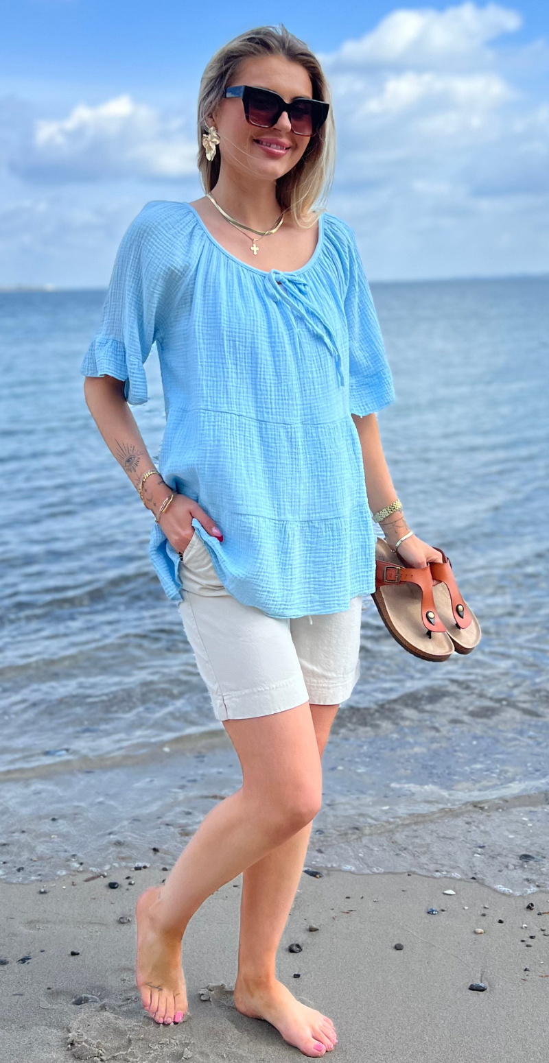 Marilyn bluse med bred halsudskæring og bindebånd sky LikeLondon