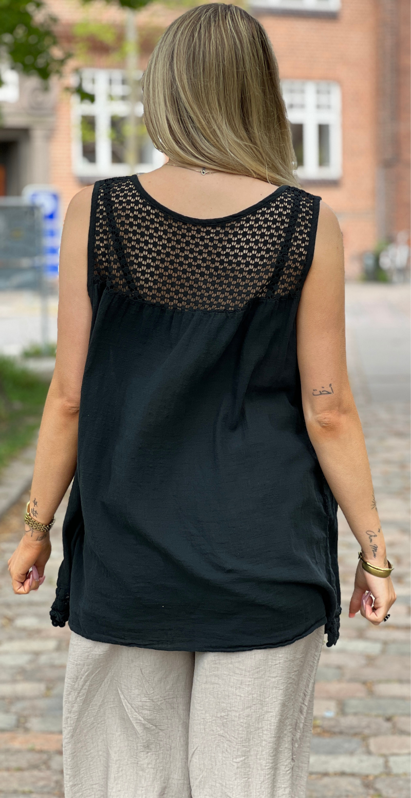 Ina bluse med blondedetaljer sort LikeLondon