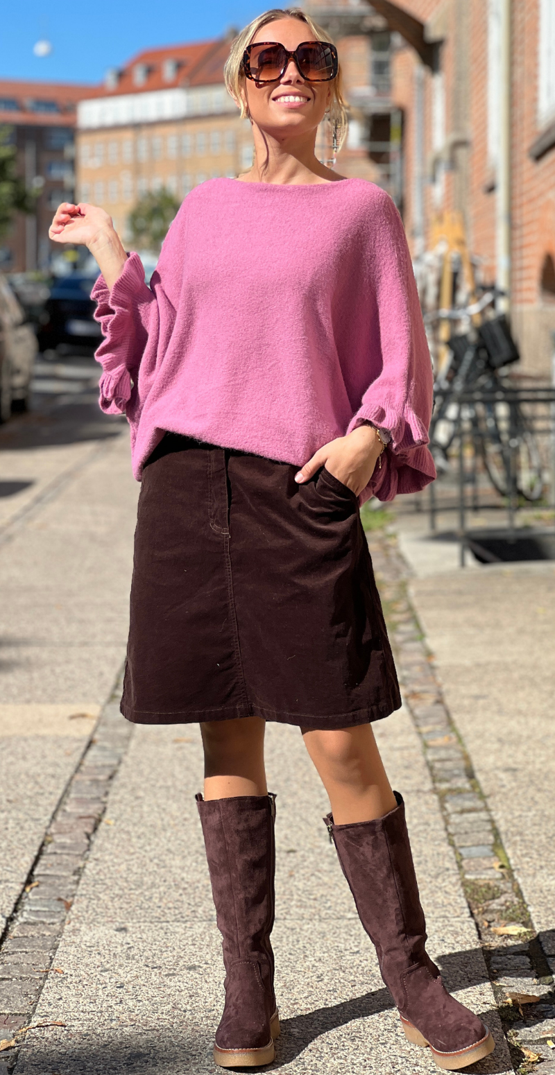 Louise strikbluse i baby alpaca med flæsedetaljer og 3/4 ærmer onion LikeLondon