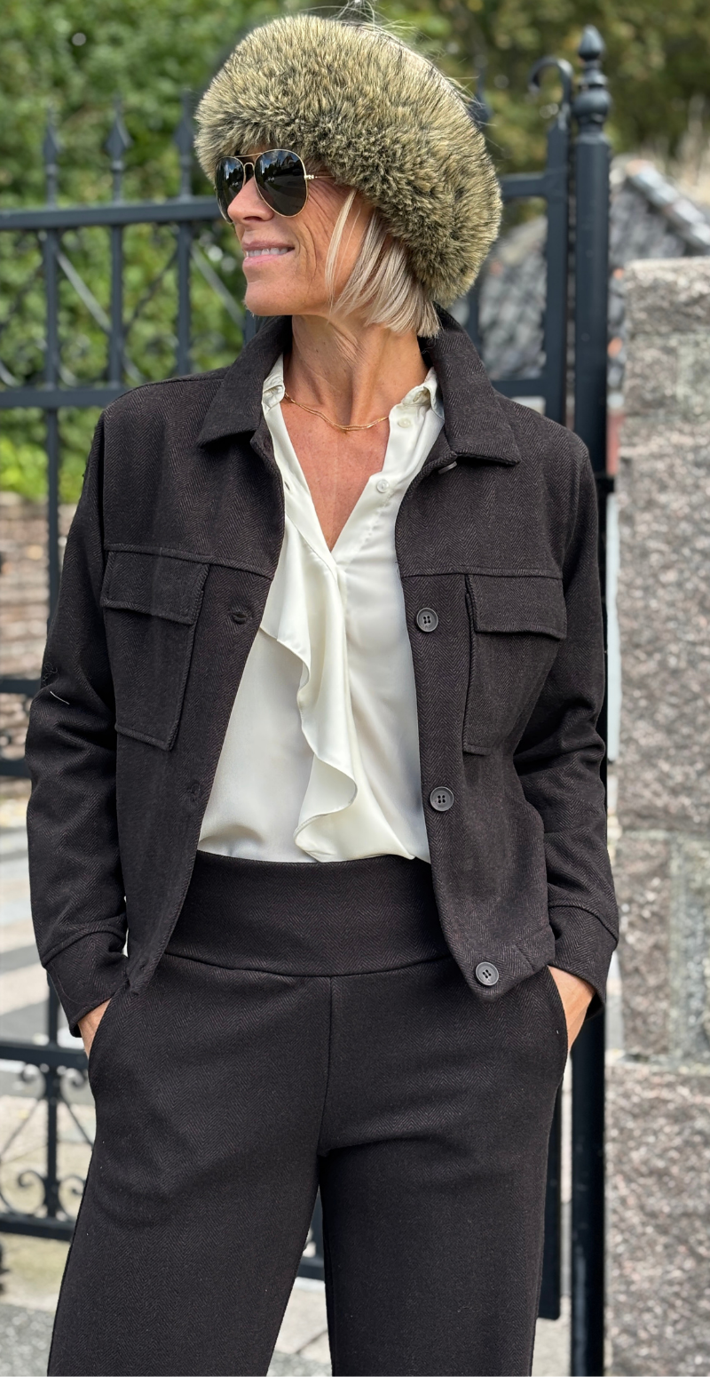 Brun Hebe jakke fra LikeLondon.com med knapper og lommer foran, vist forfra på model.